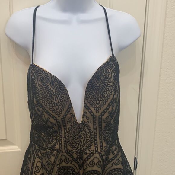 SanJoy Size Medium Black Lace Cream Spaghetti Strap Back Lined Circle Mini Dress - Picture 3 of 9